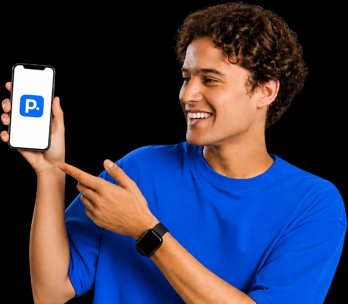 Aluno sorrindo ao mostrar o app do Pontua Enem no celular